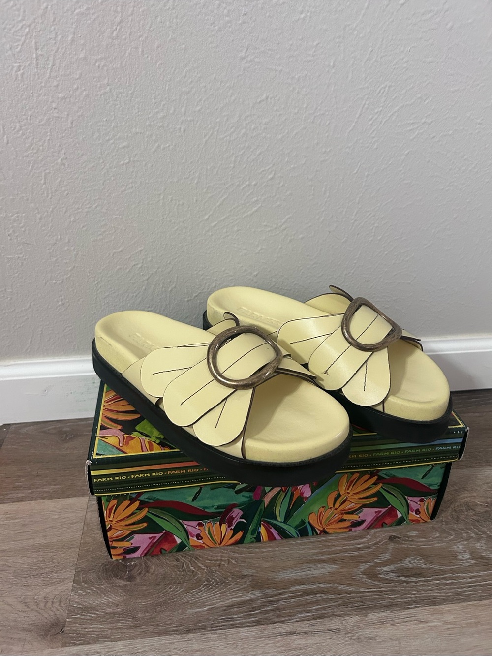 FARM Rio Pale Yellow Leather Slide Mules with Brown Trim - Picture 3 of 6